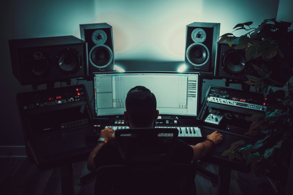音楽を作っている人のイメージ
