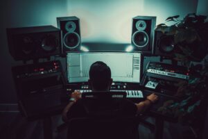 音楽を作っている人のイメージ