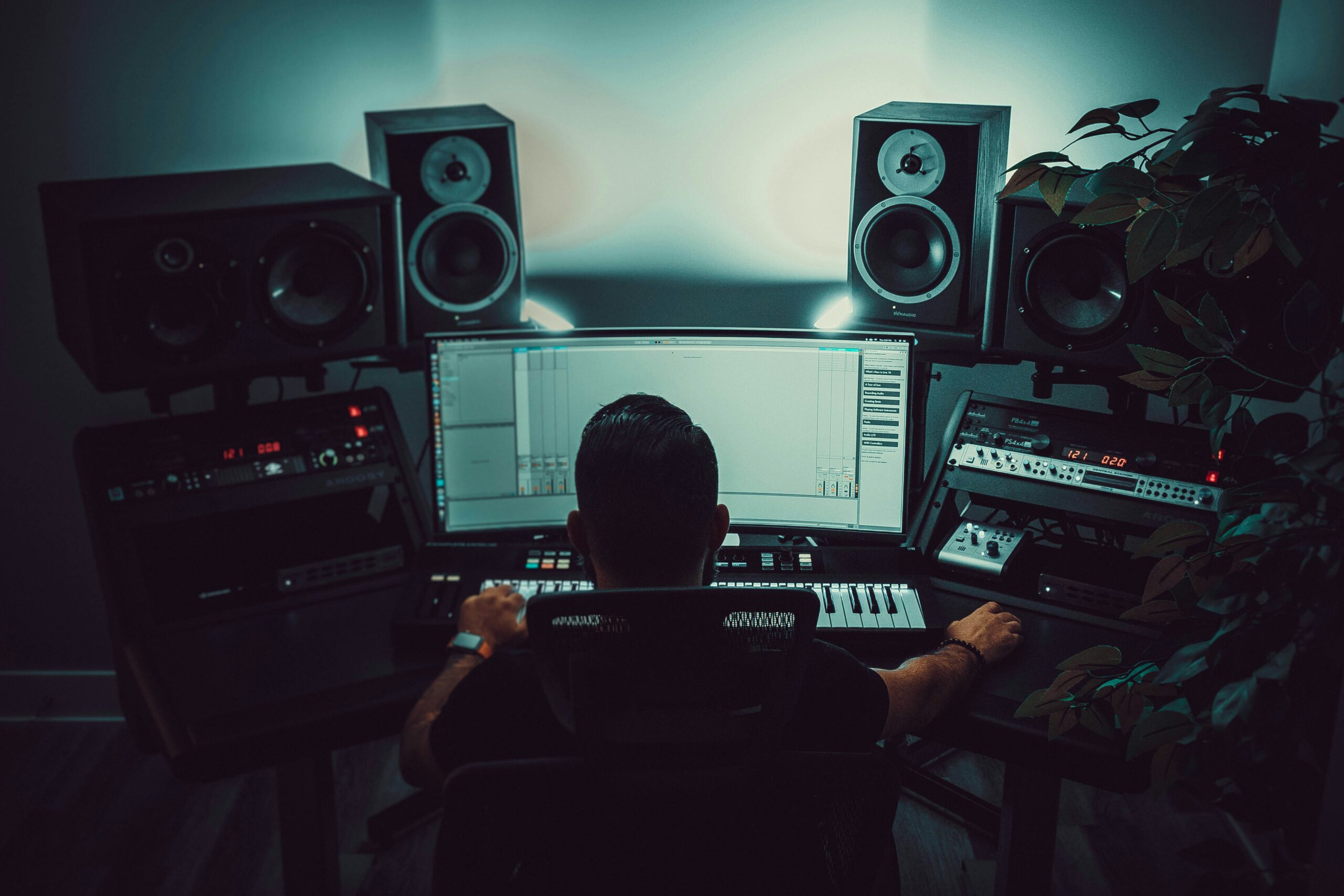 音楽を作っている人のイメージ